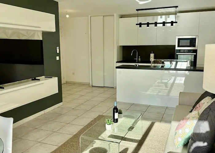 Juana Yourhosthelper