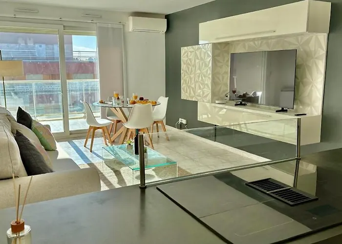 Juana Yourhosthelper *